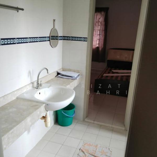 Semi-Detached House for Sale in Saujana Melawati (Melawati) - Mohd Aizat Saiful Bahri - Bathroom - PropertyGuru.com.my