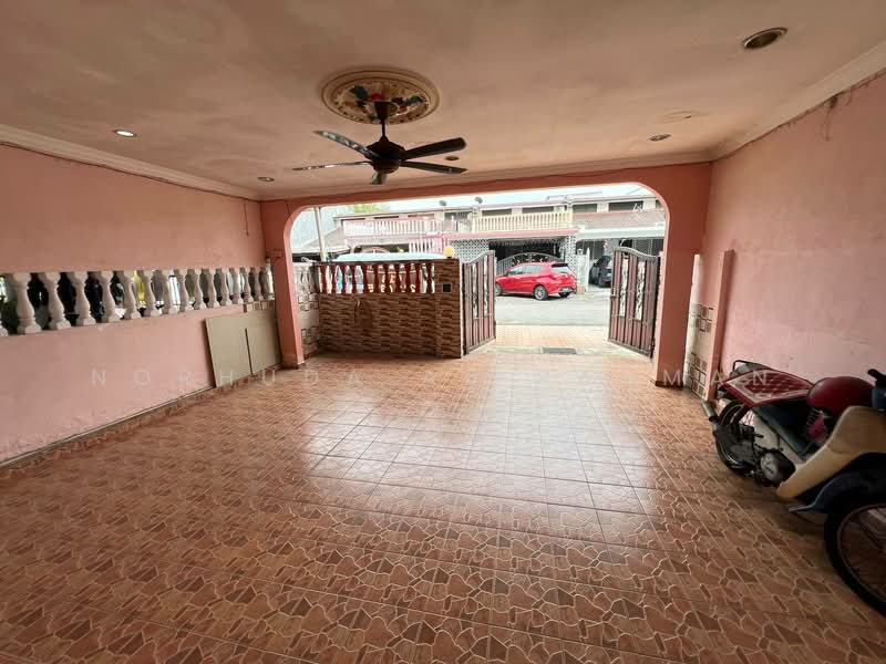 1-storey Terraced House for Sale in Seri Kembangan (Selangor) - Norhuda Ab Rahman - Exterior - PropertyGuru.com.my