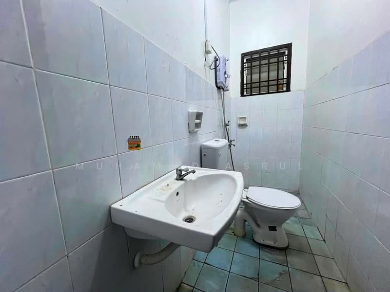 2-storey Terraced House for Sale in Taman Puteri Wangsa (Ulu Tiram) - Muhamad Asrul - Bathroom - PropertyGuru.com.my