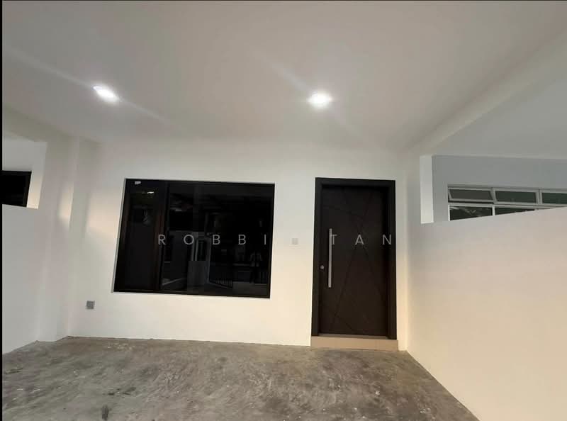 Rumah Teres 2-Tingkat untuk Disewa di Bandar Dato Onn (Tebrau) - Robbie Tan - Entrance - PropertyGuru.com.my