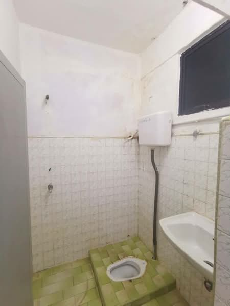 Flat for Sale at Flat Taman Ungku Tun Aminah - Keith Shum - Bathroom - PropertyGuru.com.my