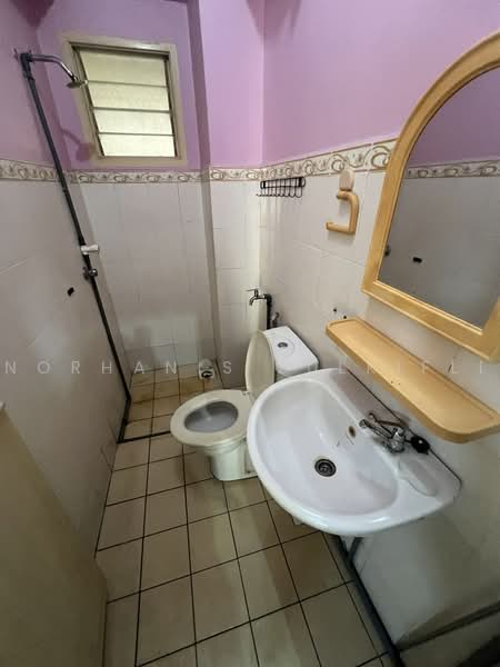 Apartment for Rent at Pangsapuri Sri Cempaka - Norhanis Zulkifli - Bathroom for master bedroom - PropertyGuru.com.my