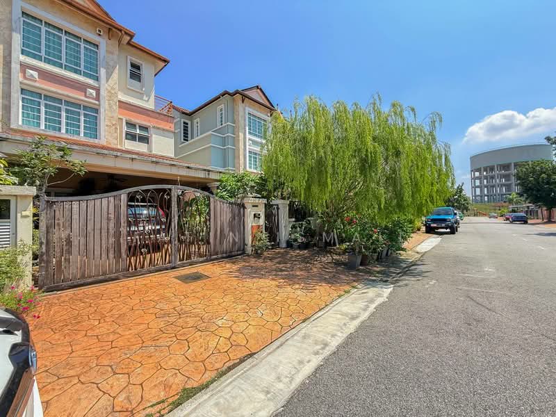 Bungalow House for Sale in Bandar Putra Permai (Seri Kembangan) - Fatin Ismail - Exterior - PropertyGuru.com.my