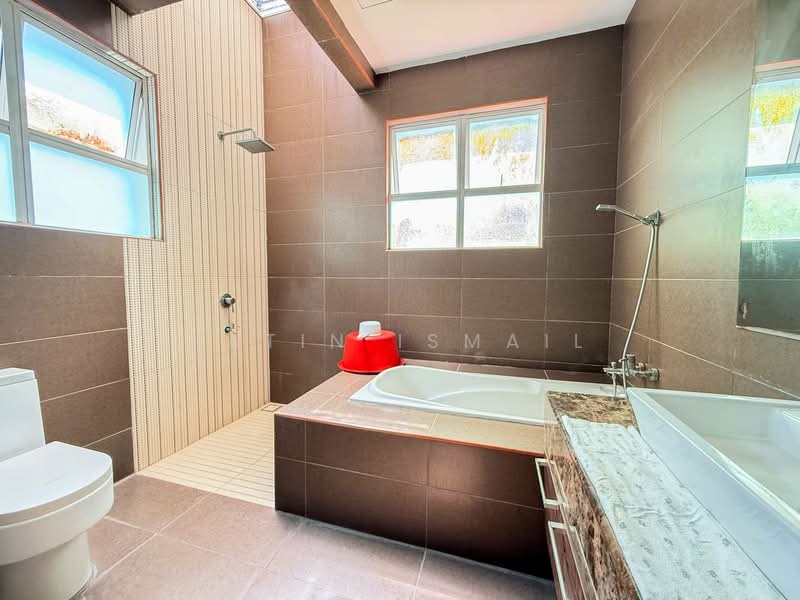 Bungalow House for Sale in Bandar Putra Permai (Seri Kembangan) - Fatin Ismail - Bathroom - PropertyGuru.com.my