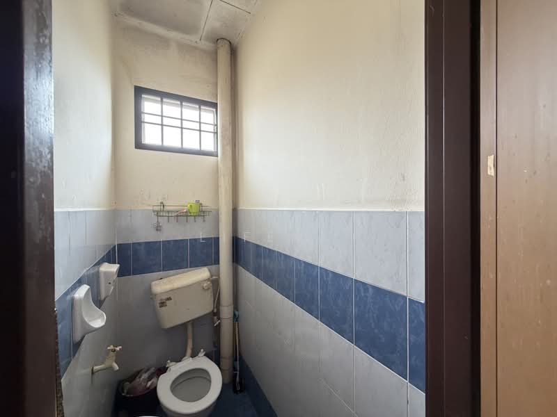 2-storey Terraced House for Sale in Taman Bestari Indah (Ulu Tiram) - Lifen . - Bathroom - PropertyGuru.com.my