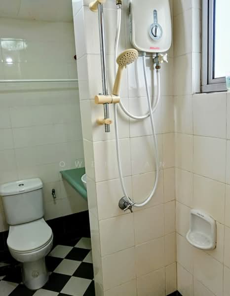 Kediaman Servis untuk Dijual di The Embassy (Bangunan Duta Impian) - Owen Tan - Bathroom - PropertyGuru.com.my
