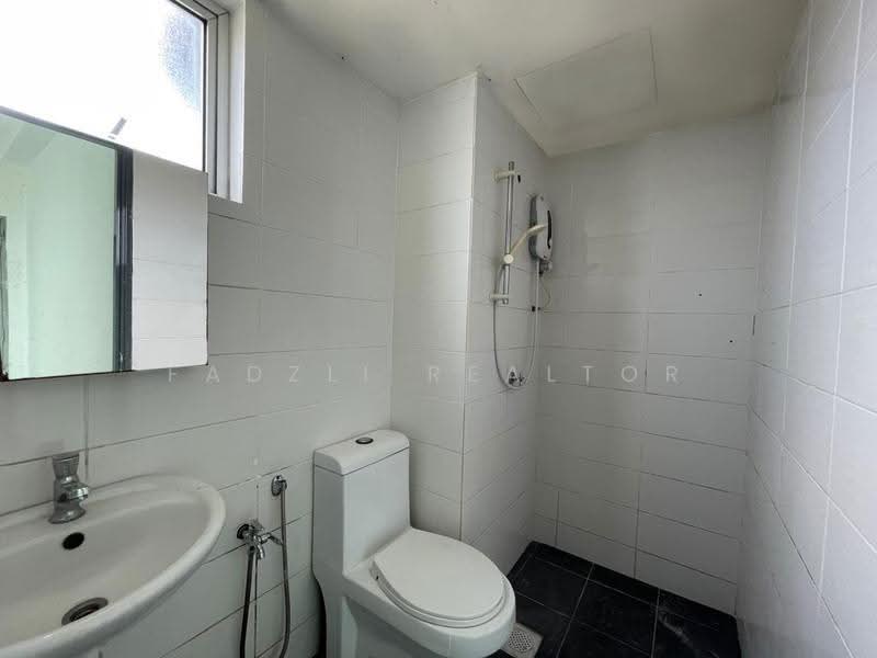 Kediaman Servis untuk Dijual di Silk Residence - Fadzli Realtor - Bathroom - PropertyGuru.com.my