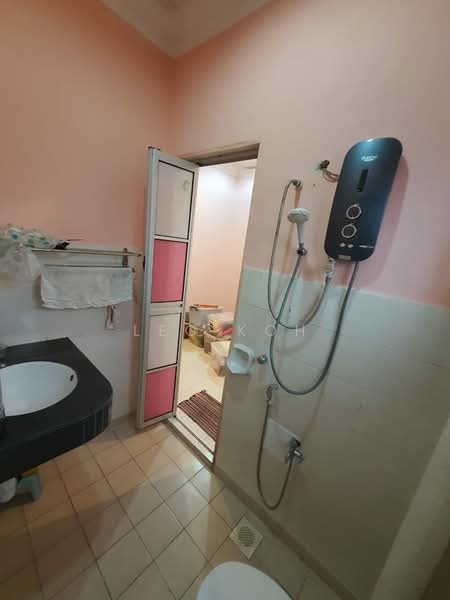 2-storey Terraced House for Sale in Bandar Putra Permai (Seri Kembangan) - Leo Koh - Bathroom - PropertyGuru.com.my