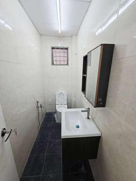 Semi-D Factory for Rent in Taman Perindustrian Taming Jaya (Balakong) - Adam Puah - Bathroom - PropertyGuru.com.my