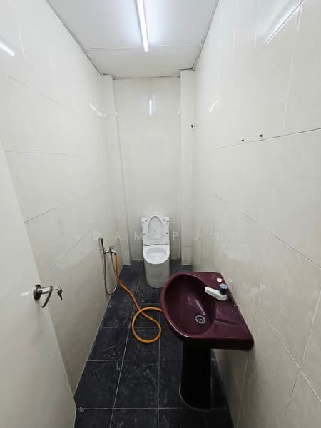 Semi-D Factory for Rent in Taman Perindustrian Taming Jaya (Balakong) - Adam Puah - Bathroom - PropertyGuru.com.my