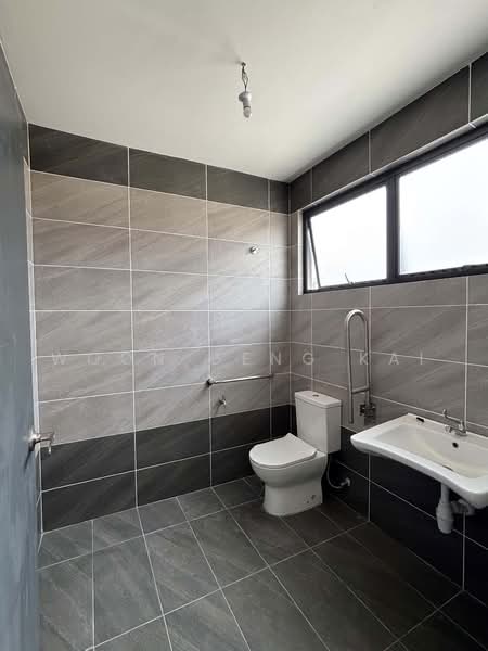 Kilang Terpisah untuk Disewa di Eco Business Park V (Puncak Alam) - Woon Geng Kai - Bathroom - PropertyGuru.com.my