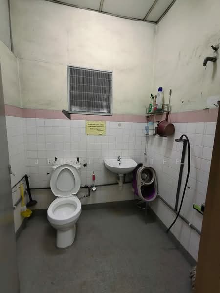 Factory for Sale in Batu Caves (Selangor) - Jennifer Tee - Bathroom - PropertyGuru.com.my