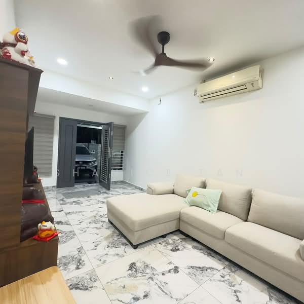 Rumah Teres 1.5-Tingkat untuk Dijual di Taman Perling (Perling) - Shanice Tan - Living Room - PropertyGuru.com.my