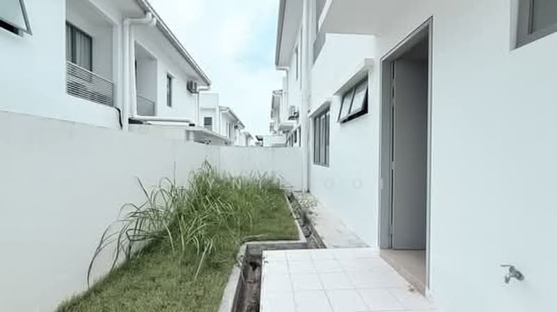 Rumah Berkembar untuk Dijual di Taman Semanja (Kajang) - Dlynie Ooi - Exterior - PropertyGuru.com.my