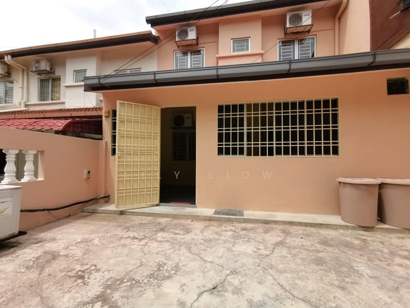 2-storey Terraced House for Sale in Bandar Putra Permai (Seri Kembangan) - Lily Siow - Exterior - PropertyGuru.com.my