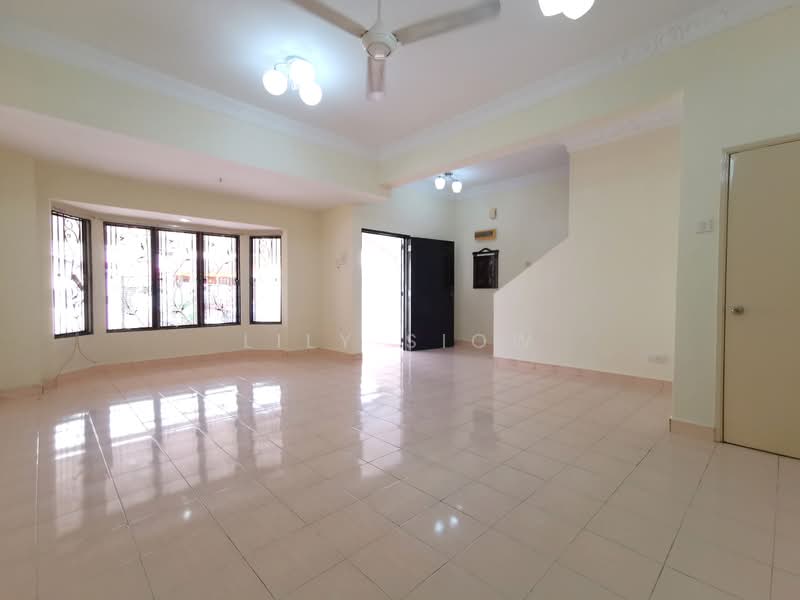 2-storey Terraced House for Sale in Bandar Putra Permai (Seri Kembangan) - Lily Siow - Living Room - PropertyGuru.com.my