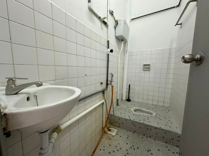 Rumah Teres 1-Tingkat untuk Disewa di Taman Pelangi (Johor Bahru) - Annie Low - Bathroom - PropertyGuru.com.my