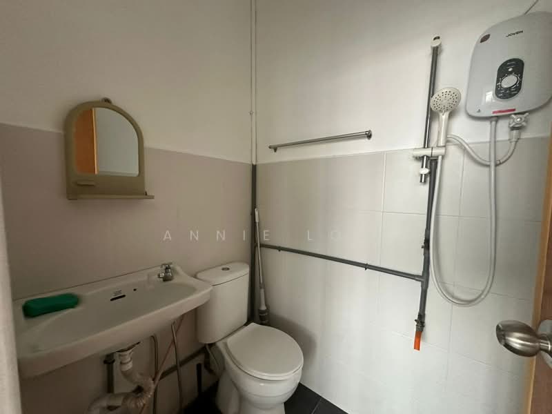 Rumah Teres 1-Tingkat untuk Disewa di Taman Pelangi (Johor Bahru) - Annie Low - Bathroom - PropertyGuru.com.my