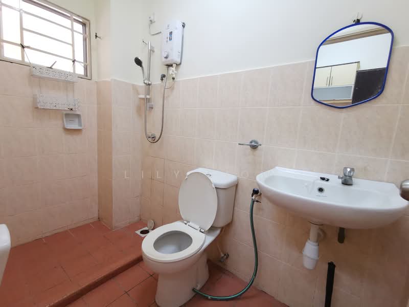 Terraced House for Sale in Bandar Putra Permai (Seri Kembangan) - Lily Siow - Bathroom - PropertyGuru.com.my