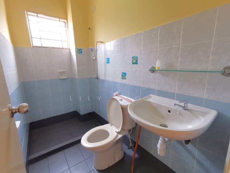 Terraced House for Sale in Bandar Putra Permai (Seri Kembangan) - Lily Siow - Bathroom - PropertyGuru.com.my