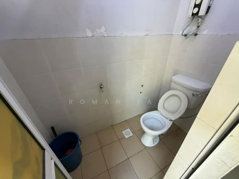 Rumah Teres untuk Dijual di Bandar Country Homes (Rawang) - Roman Yap - Bathroom - PropertyGuru.com.my