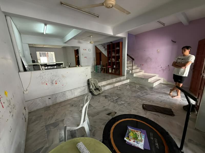 Rumah Teres untuk Dijual di Bandar Country Homes (Rawang) - Roman Yap - Living Room - PropertyGuru.com.my