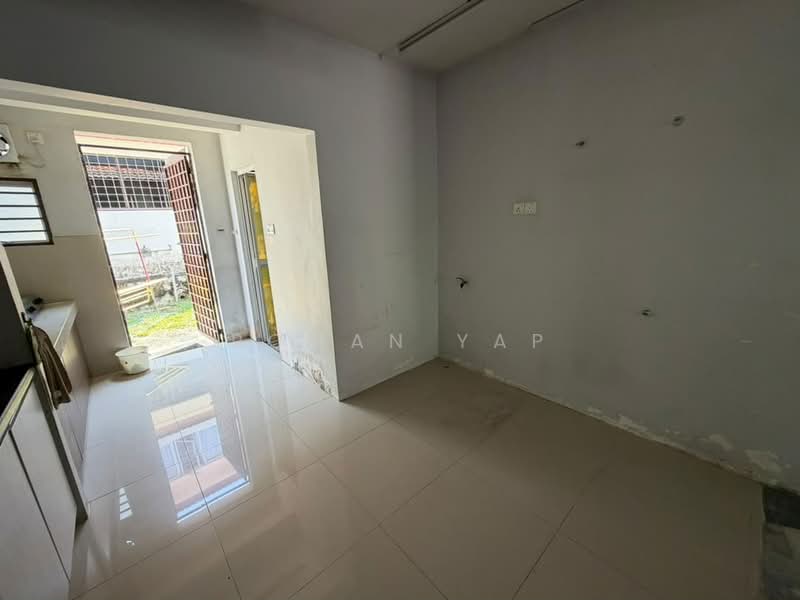 Rumah Teres untuk Dijual di Bandar Country Homes (Rawang) - Roman Yap - Kitchen - PropertyGuru.com.my