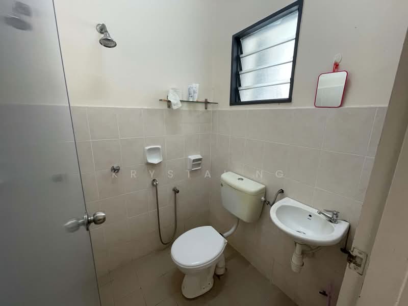 Pangsapuri untuk Dijual di Pangsapuri Mayang (Puncak Jalil) - Krystal Ng - Bathroom - PropertyGuru.com.my