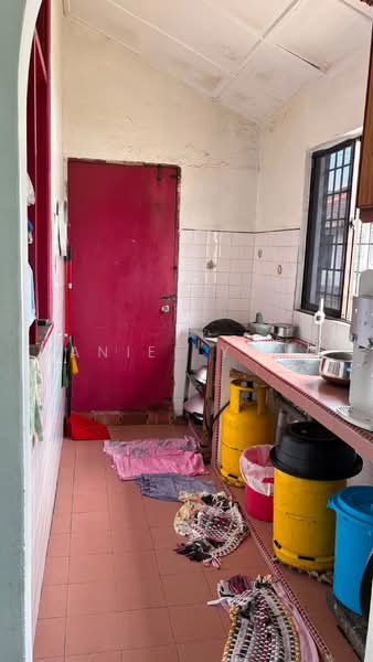 1.5-storey Terraced House for Sale in Taman Molek (Johor Bahru) - Daniel Yong - Kitchen - PropertyGuru.com.my