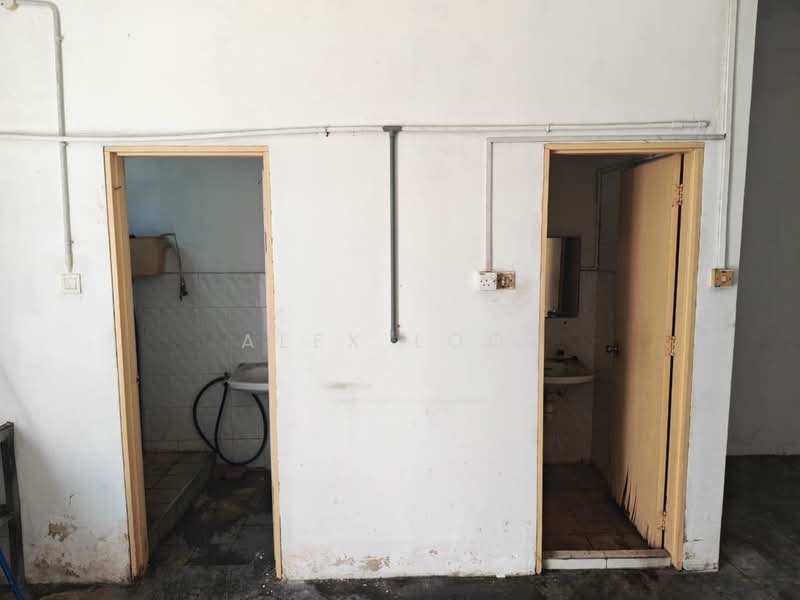 Shop / Office for Rent in Taman Gunung Pulai (Kulai) - Alex Looi - Bathroom - PropertyGuru.com.my