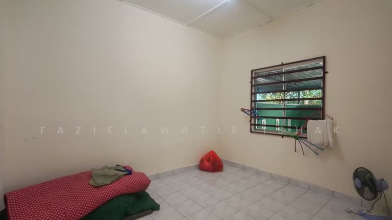 1-storey Terraced House for Sale in Rompin (Pahang) - Fazielawatie Ishak - Bedroom - PropertyGuru.com.my