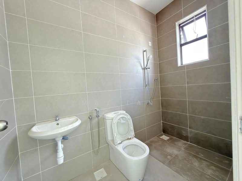 2-storey Terraced House for Sale in Taman Tasik Indah (Kluang) - May Tan - Bathroom - PropertyGuru.com.my