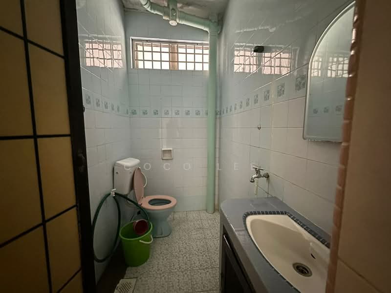 Semi-Detached House for Sale in Taman Bukit Kempas (Tampoi) - Coco Lee - Bathroom - PropertyGuru.com.my