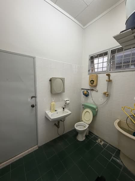 Rumah Berkembar untuk Dijual di Taman Indah Jaya (Teluk Intan) - Kelvin Foo - Bathroom - PropertyGuru.com.my