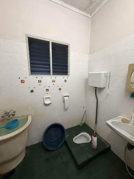 Rumah Berkembar untuk Dijual di Taman Indah Jaya (Teluk Intan) - Kelvin Foo - Bathroom - PropertyGuru.com.my