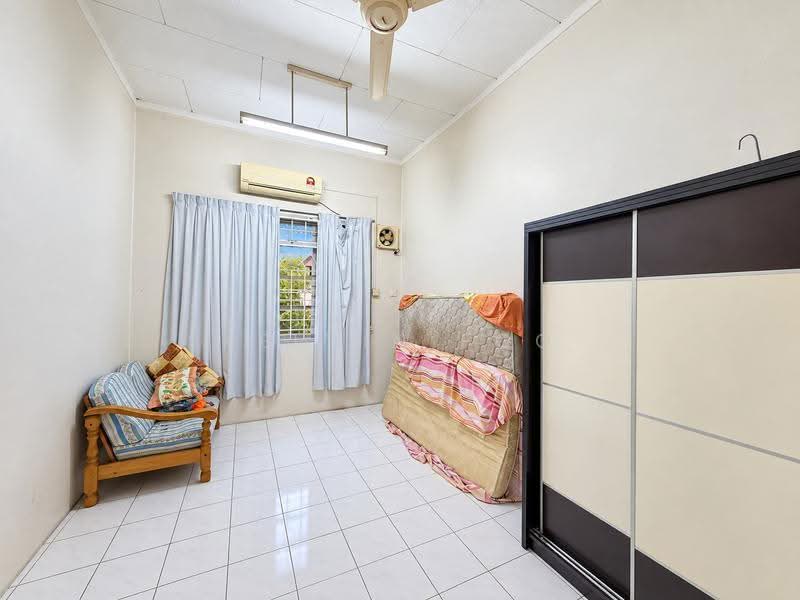 Rumah Berkembar untuk Dijual di Taman Indah Jaya (Teluk Intan) - Kelvin Foo - Bedroom - PropertyGuru.com.my