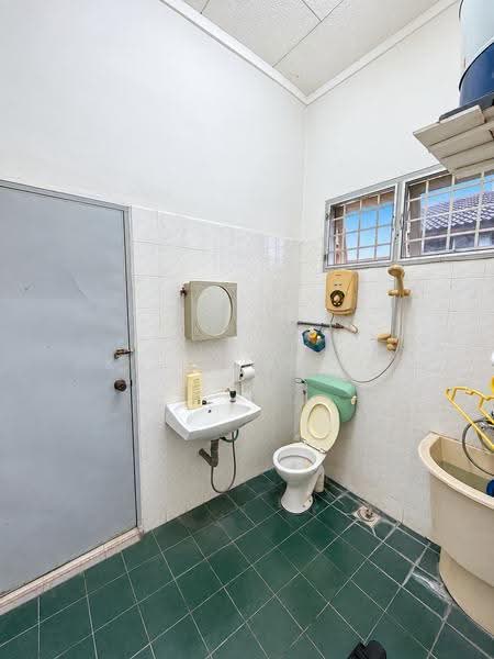Rumah Berkembar untuk Dijual di Taman Indah Jaya (Teluk Intan) - Kelvin Foo - Bathroom - PropertyGuru.com.my