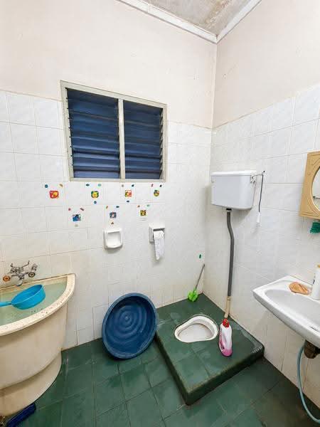 Rumah Berkembar untuk Dijual di Taman Indah Jaya (Teluk Intan) - Kelvin Foo - Bathroom - PropertyGuru.com.my