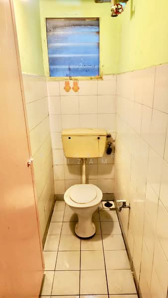 Pangsapuri untuk Dijual di Apartment Idaman - Dr Shahril Nizam - Bathroom - PropertyGuru.com.my
