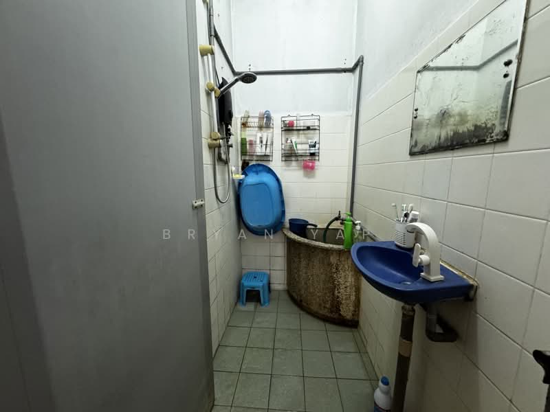 1-storey Terraced House for Sale in Sea Park (Petaling Jaya) - Bryan Yap - Bathroom - PropertyGuru.com.my