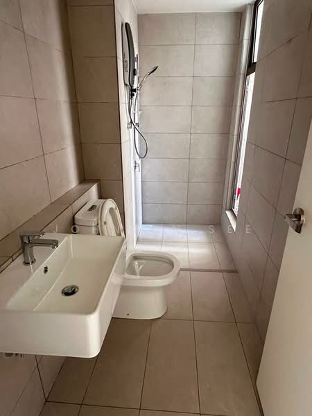 Kondominium untuk Dijual di Dwitara Residences - Johnson See - Bathroom - PropertyGuru.com.my