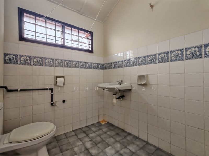 2-storey Terraced House for Sale in Taman Cheng Perdana (Cheng) - Yu Chuan Yau - Bathroom - PropertyGuru.com.my