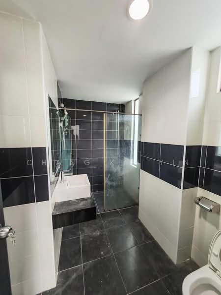 Service Residence for Sale at D'Inspire Residence (Inspira Bestari) - Chang Kai Yin - Bathroom - PropertyGuru.com.my