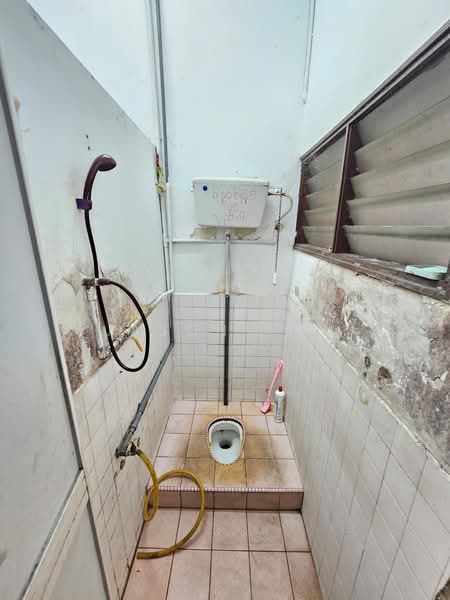 Rumah Teres 2-Tingkat untuk Dijual di Taman Sri Serdang (Seri Kembangan) - Jason Tan - Bathroom - PropertyGuru.com.my