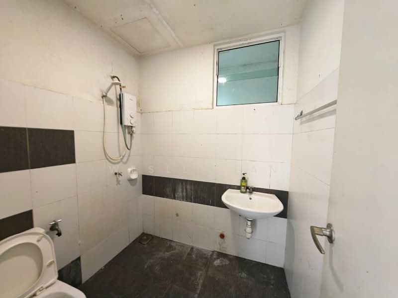 Kondominium untuk Dijual di Kenanga Residence - Wesley Tan - Bathroom - PropertyGuru.com.my