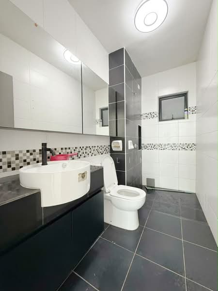 Kediaman Servis untuk Dijual di Sky View - Vic Lim - Bathroom - PropertyGuru.com.my
