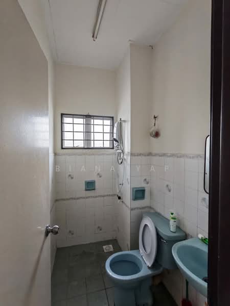Rumah Teres untuk Dijual di Bandar Kinrara Seksyen 5 (Bandar Kinrara) - Biana Yap - Bathroom - PropertyGuru.com.my