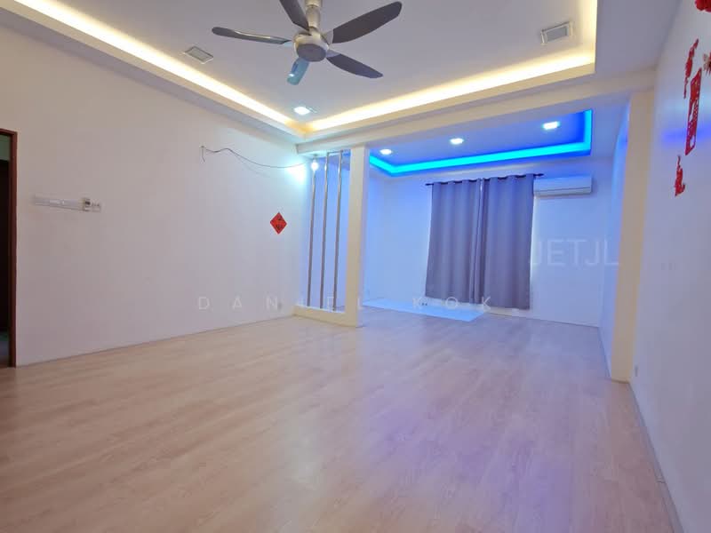 Rumah Berkembar untuk Dijual di Kampung Batu Belah (Klang) - Daniel Kok - Living Room - PropertyGuru.com.my