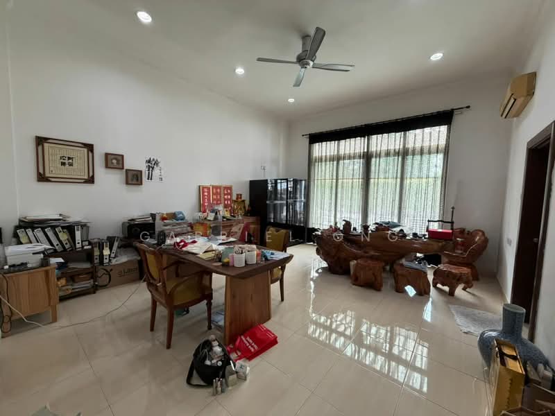 Bungalow House untuk Dijual di Taman Stulang Laut (Johor Bahru) - Gabriel Ong - Study - PropertyGuru.com.my
