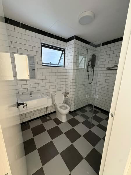 Kediaman Servis untuk Dijual di E'Island Lake Haven - Bosco Lum - Bathroom - PropertyGuru.com.my